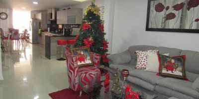 Casa para venta sector Barrio Paraíso.
Remodelada, buenos acabados, portón eléctrico, cerramiento en P.V.C, ductería sanitarias, red eléctrica,  todo nuevo.
El cielo de la casa ya tiene construído una casa de condiciones similares ,se ofrece también para venta por separado o ambas. Certificados de Tradición independientes.