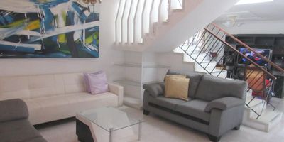 Casa residencial, sector paraiso-Villa del Este, De construcción tradicional, tipo duplex, Ofrece amplia terraza, antesala , comedor, estudio, cocina cerrada, patio tipo jardín, patio labores, garaje, caja de aire, cuarto de servicio con su baño en primer nivel. Segundo Nivel: 3 habitaciones, estudio con opción de adecuar como habitación, hall de alcobas, baño.