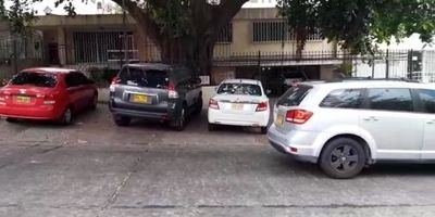 Casa Comercial sector Barrio San Vicente.
Ubicación céntrica en zona de la Salud,PEMP de Barranquilla sugiere para esta zona en mayoría tipos de servicios de clínicas,IPS,centros de Rehabilitación,
Comodidades de la propiedad:Casa tipo dúplex,terraza,parqueo hasta para 4 vehículos dentro del área privada y 4 en zona acera de parqueo.,cerramiento en hierro,sala comedor independiente, 4 habitaciones,4 baños,cocina amplia,alojamientos de servicio,área labores,jardín interno,patio.