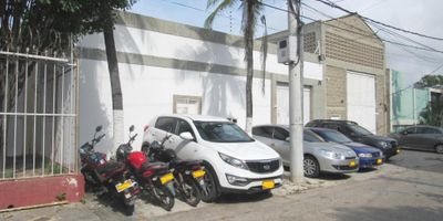 Casa Remodelada y convertida en magnífica oficina sector Barrio Abajo.
Unidad compuesta por 2 lotes con acceso y salida por las calles 47 y 48, área aproximada de los lotes unidos suman 900M.
La casa oficina cuenta con cerca eléctrica, CCTV, transformador propio para maquinaria con potencia de 2.20 Kva, Lector de huella , tablero electrónico.
Senderos peatonales, amplia área de parqueaderos internos, centro de acopio para basuras,lonera,80m de oficinas independientes, cafetín ,área de alojamiento para celador, baterías sanitarias ,área de recepción, 100 m de oficinas con 24 puestos de trabajo, oficina de presidencia y sala de juntas.
AÑO DE REMODELACIÓN 2017