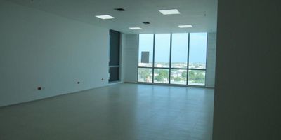 Oficina en nuevo Centro empresarial sector Vía 40.

Con las últimas exigencias y requerimientos con tecnología de punta, se alza esta nueva propuesta empresarial de cara a el afluente fluvial numero 1 del litoral Costa.
Oficina con full acabados y punto sanitario(1),sensores contraincendios ,ductería de enfriamientos de aires acondicionados y tablero eléctrico.
Centro empresarial ofrece: Sala de juntas capacidad 35 personas, planta eléctrica cobertura 100%,
Amenidades :piso para actividades lúdicas y esparcimiento ,próxima instalación de casino restaurante 
Magnífica fachada con vitrales y vista al río.