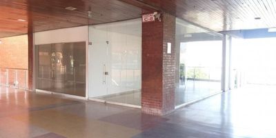 Local en Metro Centro,piso 2 esquinero,frente a terraza y a plaza de comidas,estratégicamente ubicado a la izquierda del ascenso por escalera eléctrica.
64 M2 de local, todo el sistema eléctrico y luces nuevas tipo leds de gran ahorro de energía. pisos en porcelanato de gran calidad y alta resistencia para sugerir una adecuada sala de ventas y/o servicios.(Absténgase ofrecer a tipo de negocios de comidas).

No posee instalación de gas.existe punto de agua en caso de instalación de baño(1),de momento el piso ofrece batería sanitarias para público en general.

Este local posee la particularidad de ofrecer vista en todas las direcciones posibles del centro comercial,o sea,al interior,a la terraza múltiple o plaza de comidas y vista hacia  el frente o entrada principal al Centro Comercial.Fachada del local es en mayoría vitrina  de piso a techo y muros en ladrillo Santa Fé.