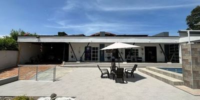 Hermosa casa de 200m2 construidos con una ubicación privilegiada, en el sector de Combia, a 100 metros del Crucero de Combia, diseñada con estilo, tecnología, amplios espacios, iluminación, esta propiedad no es cualquier propiedad, es una propiedad con muchos atributos que te van a enamora: Tiene alcantarillado, servicio de internet, tiene estufa de inducción eléctrica, campana extractora inteligente, puertas con sensores de seguridad, luces inteligentes en la sala, corredor, parqueadero y área de Jacuzzi que puedes activar o apagar donde desde el lugar donde te encuentres, techo térmico acústico, Paneles japoneses de lujo y blackout en las habitaciones, blackout exteriores domóticos, la casa cuenta con una hermosa cocina abierta,  barra americana tipo isla, patio amplio con techo corredizo, cuatro habitaciones, la principal de 45m2 con amplio baño, closet, y vestier, dos habitaciones con closet, y otra amplia habitación de 35m2 con baño, sala comedor, estudio abierto, sala auxiliar tipo terraza, corredor tipo balcón alrededor de la casa, un Jacuzzi fenomenal para 12 personas, con fuente de agua tipo cascada, 8 hidrojet, 10 flowers para hidromasajes, con carpa techo corredizo, parqueadero para cuatro carros cubiertos, y posibilidad de una terraza en segundo nivel. JOSE LUIS TAMAYO