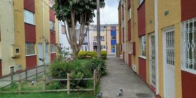 Casa de tres pisos, ubicada en el noroccidente de Bogotá, barrio villas de granada, en  sendero peatonal, en el primer piso,  cuenta con sala comedor cocina baño, una habitación y patio de  ropas, en  el segundo piso, tiene  un espacio  para  sala comedor,  cocina,  dos baños y una habitación,  en el  tercer piso tiene,  sala comedor cocina,  un baño y una habitación, cómodas  vías de acceso como la calle 80 y calle 72, cerca al colegio  Charry, al parque principal del barrio, sector de  alta  valorizacion.
