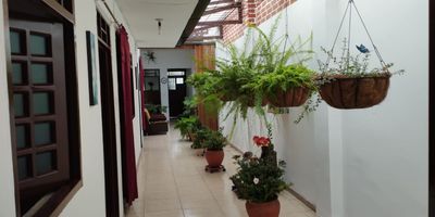 Casa en venta muy bien situada porque esta cerca a la calle 26 con carrera 15 conectando el centro de la ciudad con el oriente. Zona comercial y residencial. Excelente inversión ya que la propiedad fue remodelada en techos, pisos, se hizo cambio de redes de acueducto y alcantarillado, otros atributos son los espacios amplios y buena ventilación. Tiene garaje para un vehículo.