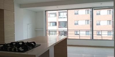 Apartamento exterior en arriendo  y venta cerca a vias principales, universidades, restaurantes, centros de salud, acceso a rutas de transporte publico y servicios complementarios. Piso en ceramica, sala y comedor, 2 alcobas con baño en la principal, cocina integral abierta tipo americano, terraza y parqueadero independiente cubierto . Edificio con ascensor, salon social, turco, citofonia, vigilancia 12 hrs y circuito cerrado de tv. *Inmuebles sujetos a verificación de disponibilidad.*
