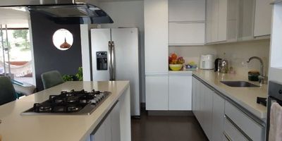 Hermoso apartamento ubicado en la calera, facil acceso y cerca a transporte publico, Lugar demaciado tranquilo,  ademas cerca a la clinica del Rosario, mall del este y centro comercial el Tesoro, consta de 3 habitaciones cada una con baño, + habitacion de servicio, estudio y balcón. cocina abierta y zona de ropas independiente, esta en excelente estado, 3 parqueaderos + cuarto útil. Zonas comunes completas ademas de extensa zona verde 