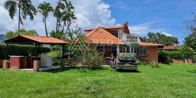 Esta es una casa-chalet en condominio campestre , sector turístico de Viterbo, en lote de 1.100 metros cuadrados con 200 metros construídos en dos niveles, 3 habitaciones, dos en el segundo piso y una en el primero , dos baños, sala-comedor, cocina integral, pisos en cerámica, dos terrazas, área de lavandería, parqueaderos descubiertos, la unidad tiene piscina, para adultos, canchas múltiples, vigilancia 24 horas.