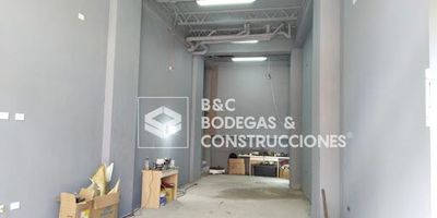 Local en sabaneta  para estrenar se entrega acabados, con un área total de 60m2, cerca a la av las vegas, puerta persiana, doble altura, de fácil acceso al transporte publico, por su área y ubicación excelente oportunidad para todo tipo de negocio. Llámanos.  