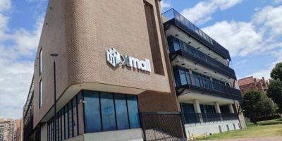 Excelente oportunidad! Local comercial de 49.23 metros para estrenar en Centro Comercial Xmall Colina, con una ubicación privilegiada y con un mercado potencial de 225.000 personas con alta capacidad de ingresos. Cuenta con locales para comercio, cocinas ocultas y servicios. El valor de la administración es aproximado. Inauguración en pocos días..