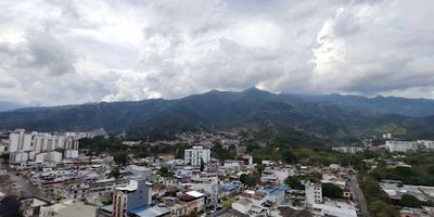 Ibagué, apartamento para estrenar  cuenta,  cuenta con vista exterior, buena  iluminación natural, piso cuarto, con área de 68 metros cuadrados, tres habitaciones con closet. Estudio con mueble auxiliar, sala comedor con balcón, cocina integral, zona de lavandería independiente, dos baños y parqueadero. Cera al la zona centro  y a cinco minutos de supermercados y restaurantes, farmacias, hospitales,universidades, iglesias,  rutas de servicio público, entre otros.