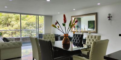 Apartamento AMOBLADO en arriendo cerca a supermercados, centros comerciales, iglesia, rutas de transporte publico y servicios complementarios. Piso en porcelanato y madera, sala comedor, estar de tv, 2 alcobas con baño en la principal, cocina integral abierta tipo americano, balcon y parqueadero cubierto . Conjunto cerrado con ascensor, salon social, turco, vigilancia 24 hrs, citofonia, alarma, y circuito cerrado de tv. *Inmuebles sujetos a verificación de disponibilidad.*