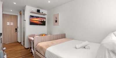 Area 19 mts, arriendo apartaestudio amoblado tipo loft, sala comedor, una habitacion, un baño, cocina abierta con nevera y lavadora, no tiene garaje,  el edificio tiene lavanderia y terraza comunal, se puede arrendar por seis meses o un año, canon de arrendamiento mas administracion, ubicado en la paralela norte con 96 costado oriental, apts - c- dos 

 

 

 

 

 

 
