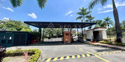 Se encuentra ubicado en el sector Unicentro de la Avenida 30 Agosto en Pereira. Dicha ubicación es estratégica y recomendada, estando contiguo a el Centro Comercial Unicentro Pereira, frente al Aeropuerto Internacional Matecaña, con cercanía a urbanizaciones residenciales, estadio Hernan Ramirez Villegas, sistema Masivo transporte Megabus, almacenes retails, restaurantes, universidades, colegios, bancos, Cajeros Automáticos, Cuenta con diferentes vías de acceso totalmente pavimentadas en buen estado, por donde circulan fluidamente diferentes tipos de transporte publico y privado, que permiten llegar y salir rápidamente.

El inmueble cuenta con área construida 144 m2,  3pisos, balcón, cocina integral, 2 habitaciones con closet, 2 baños, persianas, calentador, zona de lavandería y 2 parqueaderos. El conjunto esta conformado por apartamentos y casas  con parqueaderos para visitantes. La casa cuenta con 2 parqueaderos  cubiertos. Con zona social con piscinas,  zona infantil, salón social, portería y vigilancia las 24 horas.





Inmueble rentando.