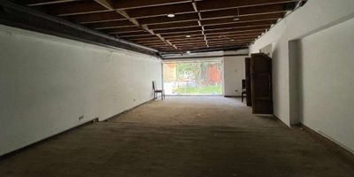 Excelente local  de 348 m² disponible en la calle 85 con carrera 11, justo frente al Centro Comercial Andino. Este espacio es ideal para empresas que buscan visibilidad y acceso en una zona de alto tráfico peatonal y vehicular. Su versatilidad lo hace perfecto para cualquier tipo de actividad comercial o de almacenamiento, ofreciendo un entorno dinámico rodeado de restaurantes y centros de negocios. ¡Una oportunidad única para posicionar tu negocio en una de las mejores zonas de la ciudad! Cod- 813-5731
