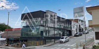 Local Comercial en Arrendamiento ubicado en el sector Circunvalar en Pereira, Risaralda. Con un entorno cerca a el  Centro Comercial Pereira Plaza, Centro Comercial Parque Arboleda y del Hotel Movich. También a entidades médicas, farmacias, notaria , almacenes retail, bancos, cajeros automáticos, clubes, unidades residenciales, entre otros. Diferentes vías de acceso que permiten llegar y salir con facilidad, con un alto flujo peatonal y vehicular con buen acceso a transporte público y privado. Con una importante actividad comercializadora y desarrollo inmobiliario, de lo cual deducen buenas perspectivas para diferentes tipos de negocios. 

El inmueble cuenta con un área construida total de 170  m2, piso #1,  2 baños, y cocineta.