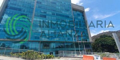 Se vende consultorio en el Centro Internacional de Colombia del Complejo Médico HIC- PH, con estándares internacionales, moderno espacios que integran a los más prestigiosos especialistas de la región y del país. Cada piso cuenta con recepción, salas de espera, baterías de baños y cafetería. El consultorio, está ubicado en el piso 10, tiene un área 41,54 mts y consta de; salón para consultorio , zona de lavado, baño privado, con aire acondicionado central, detectores de humo, amplios ventanales, parqueadero asignado