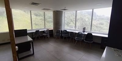 Oficina para arriendo ubicada en edificio administrativo - comercial sector de las palmas, cuenta con un área de 53 mt2 cocineta, 2 baños, incluye mobiliario solo escritorios, amplios espacios con ventanales panorámicos, red certificada contra incendios, puerta vidriera, aire acondicionado, divisiones, pisos de alta resistencia en porcelanato, vigilancia las 24 horas, cafetería y auditorio común, cómodas vías de acceso.