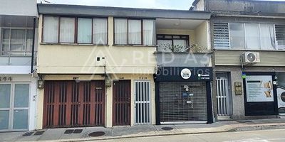 Se Arrienda  Apartamento que se puede usar como oficinas y/o bodega ubicado en el sector comercial de La Circunvalar; Propiedad versátil y espaciosa se adapta a diversas necesidades, ya sea vivienda familiar o para negocios -  Empresas que buscan un lugar estratégico y cerca de todo, a pocos minutos del Centro de Pereira;  Zona exclusiva y con alta valoración en la ciudad Pereira.  Por su buena localización encontramos un entorno con cercanía a supermercados, restaurantes, parques, iglesias, farmacias, centros comerciales Arboleda, Victoria y Pereira Plaza, Universidad Tecnológica de Pereira, colegio Americano y facilidad de acceso a transporte masivo Megabus y privado. Vías de acceso totalmente pavimentadas.

Apartamento ubicado en casa de 3 pisos con 114 mts2, 3 habitaciones, 2 baños, sala comedor, balcón y se entrega con persianas verticales, estrato cinco.


Inmueble rentando.