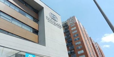 Espectacular oficina, en el centro empresarial Meridiano, cerca de zona comercial, empresarial e industrial, centros comerciales, ubicación ideal para su oficina, hermosa vista exterior, cuenta con un área de 64 metros, parqueadero propio, portería las 24 horas, parqueadero visitantes del centro empresarial, batería de baños, recepción. parques cercanos, la zona cuenta con buen transporte público, avenida calle trece, avenida calí, avenida Boyacá. cuentan con acogedor espacio y con gran iluminación natural, Cualquier información adicional comunícate con Juan La Madrid. Cel. 3176437752 o al correo electrónico  juan.lamadrid@inmobiliariabogota.com. El equipo de Inmobiliaria Bogotá está comprometido a brindar una experiencia de vida excepcional para nuestros clientes desde el momento en que se unen a nuestra comunidad.