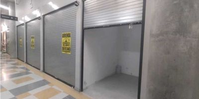 ¡Este es el local comercial que estabas esperando! Contamos con el espacio ideal para que puedas dar el primer paso hacia la creación de tu empresa y comenzar a hacer realidad esos sueños que has tenido por tanto tiempo. El local se encuentra ubicado en una zona estratégica, donde el movimiento comercial es constante, garantizando así una gran visibilidad para tu negocio. Además, tiene cómodas vías de acceso, lo que facilitará la llegada de tus clientes, y está rodeado de una oferta comercial vibrante que te permitirá destacar.

 

Este es más que solo un local; es el escenario perfecto para el crecimiento de tu empresa, un lugar donde tus ideas pueden cobrar vida y prosperar. No dejes pasar la oportunidad de convertir este espacio en el inicio de tu éxito.

 

¡Contáctanos hoy mismo y habla con nuestro asesor para conocer más detalles! No te quedes con la duda, este podría ser el comienzo de algo grande.