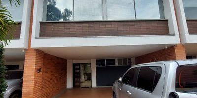 Casa de 197.45m2, 3 alcobas, 3 baños, sala comedora, piso en cerámica, cocina integral, red de gas, calentador, zona de ropas, closet de linos, parqueadero doble paralelo, patio con jacuzzi y BBQ.

Unidad cerrada, portería 24 horas, parqueadero de visitantes, salón social, juegos infantiles, zonas verdes, piscina, gimnasio, sauna, turco.