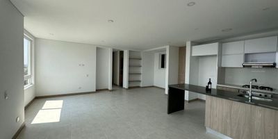 Ofrecemos en venta hermoso apartamento en el barrio La Flora, en séptimo piso con ascensor, el cual cuenta con: Sala-comedor, cocina integral tipo americana, dos habitaciones amplias, principal con baño privado y walking closet, baño social, estudio, zona de oficios, balcón amplio con un espacio para depósito y parqueadero. El conjunto cuenta con: Gimnasio, turco, sauna y jacuzzi, piscina para adultos y niños, salón social, seguridad privada 24 horas, zona de juegos infantiles. (MA-028). Código interno: 4810.