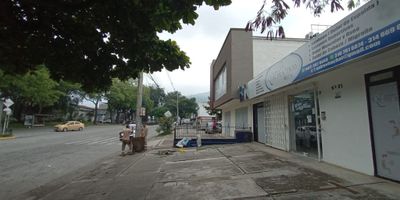 Ofrecemos en venta amplia casa comercial, con excelente ubicación al sur de Cali. Cuenta con: Amplia zona de parqueo, dos salas de espera y recepción, dos baños sociales, bodega, cocineta con gas,  ocho áreas de trabajo, habitación de aseo, un baño con ducha, patio ornamental con fuente, cuarto útil. Entorno: Entre CL 5 y la AV Roosevelt, cerca del Supermercado Olímpica de la Roosevelt. (MA-028).