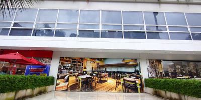 Ofrecemos en arrendamiento espectacular local, ubicado en el tradicional Holguines Trade Center, con una destacada y estratégica localización en el nuevo sector de este centro comercial, con acceso directo hacia la calle, zona de alta afluencia peatonal y vehicular. 80,35m2 construidos, cuenta con: Amplio salón, terraza de 39.48M2.
Este local es una excelente vitrina para que su marca se destaque en esta importante zona en desarrollo. ENTORNO: Al lado de OXXO, cerca a Pepe Ganga, Universidad del Valle, cercano a zona Hotelera.
El valor del canon es de $8.500.000, incluido IVA y administración. (MA-028).