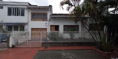 Ofrecemos en venta casa con excelente ubicación, amplia e iluminada, la cual consta de: Antejardín, garaje cubierto para un vehículo, sala comedor amplia, dos baños con ducha, tres amplias habitaciones con closet, escaleras con acceso a cuarta habitación amplia con closet, un patio interno y un patio descubierto con zona de oficios, cocina sencilla con gas y calentador. ENTORNO: Entre AV Roosevelt y CL 7, cerca a panaderías y restaurantes, zona bancaria, cerca de la Notaria Cuarta. (MA-028).