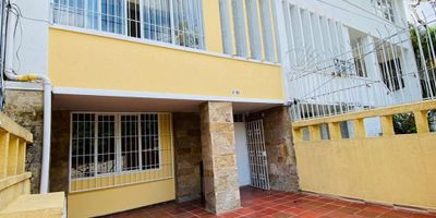 Excelente oportunidad de inversion. Ofrecemos en venta, predio trifamiliar, con una excelente ubicacion, el cual cuenta con 1 apartamento en el primer piso que consta de sala-comedor, 2 habitaciones con closet, 2 baños, cocina integral con gas, zona de oficios y patio con buena iluminación. El segundo piso es un apartaestudio que consta de: sala-comedor, cocina sencilla con gas, zona de oficios, una habitacion con closet y baño privado. Tercer piso: un apartaestudio que consta de sala-comedor, balcón, cocina semi-integral con gas, una habitacion con doble closet, un baño y zona de oficios. ENTORNO: a media cuadra de la cl 5. cerca al Exito de San Fernando. (MA-028)