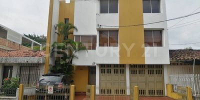 Vendo Edificio de 3 pisos, sector privilegiado  El limonar, especial para negocios comerciales o vivienda familiar, cerca a centros comerciales, centros medicos, vias principales, cada piso consta de sala comedor cocina integral, 3 habitaciones, 3 baños, zona de oficios, en el primer piso hay dos grandes parqueaderos, cada piso tiene un area de 116 metros cuadrados aproximadamente. Especial para inversionistas. Precio de Oportunidad.