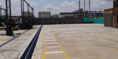 VENDO bodega., vía Cali Yumbo excelente ubicación a la carretera principal. en complejo industrial y comercial.,  cuenta con todas las exigencias de las normas industriales RIETI.,  cuenta con su propio transformador., de 15 KW. 220 trifásica y hasta 420.,  cuenta además con sala de juntas., gerencia., archivo,  amplia terraza., cubierta., zona de aseos., baños., cocina amplia., recepción.,  amplias zonas de parqueo., piso resistente para vehículos pesados., toda piso en cemento., cuenta con buenas y varias vías de acceso., todas pavimentadas., en el sector., funcionando., Embotelladora Bavaria., Servientrega , Macpollo,  excelente ubicación., en sector industrial y comercial., con permiso uso de suelo comercial.,   mas inf. con INDIRA OYOLA.,  CEL. 3104005590