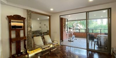 Apartamento AMOBLADO ubicado en el sector del Tesoro para el arriendo, cerca de centros comerciales, restaurantes, clinicas y estacion de gasolina. Puerta de seguridad, hall de acceso, sala, comedor, estudio, 3 habitaciones, 3 baños, cocina integral tipo americano, zona de ropas, alcoba mas baño del servicio, 3 parqueaderos y 3 cuartos utiles. Unidad con vigilancia las 24 horas, citofonia y circuito cerrado de tv.
