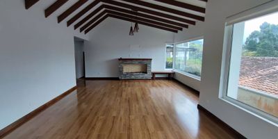 Inmobiliaria Lucia Prada ofrece cómoda Casa para Venta  en el sector El trébol, lugar tranquilo y seguro, con excelentes zonas verdes, lugares de esparcimiento y compartir familiar; distribuida en un nivel, completamente remodelada con acabados modernos y estratégica ubicación, cuenta con 3 habitaciones, la principal con vestier, baño privado, persianas electricas y terraza  con vista privilegiada, 2 estudio o sala de tv, 3 baños, 2 de ellos completos y 1 social,  sala comedor con chimenea a gas, cocina integral remodelada,3 parqueaderos, deposito, la parte electrica es nueva, cuenta con switches inteligentes. El conjunto cuenta con  juegos infantiles, cancha de futbol en grama natural, vigilancia 24 horas.

 ¡Agenda tu cita! Contáctanos 3122092858, es un gusto atenderte.

 
