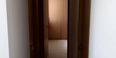 VENTA APARTAMENTO ubicado en LA UNIÓN. Consta de 53 mts, tres habitaciones dos baños sala comedor cocina área de labores Ascensor vigilancia parqueadero piscina parque infantil salón social SE ESCUCHA OFERTA.