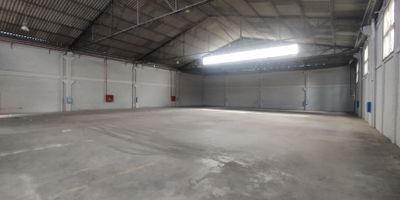 Se arrienda bodega en Rionegro Increible bodega para estrenar con exclusiva ubicacion en Unidad Zona Franca, tiene 12 metros de altura, 1 muelle de carga, resistencia de piso 5 toneladas por metro cuadrado, capacidad de energia 75KVA de resistencia , area total del inmueble 1.167 metros cuadrados , el mezanine es de 126 metros cuadrados  y 5 banos mixtos . Que esperas ? llamanos para mas informacion.