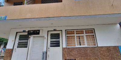 ¡Descubre la oportunidad perfecta para tu negocio en el barrio Libertadores! Este local en arriendo ofrece un amplio salón con baño y entrada independiente, brindando el espacio ideal para establecer una papelería o una tienda de repuestos de celulares.
Su estratégica ubicación frente al reconocido colegio La Normal Superior Farallones de Cali garantiza una alta visibilidad y un flujo constante de potenciales clientes. Además, con el transporte público cercano, tus clientes tendrán un fácil acceso a tu negocio, lo que impulsará aún más tu éxito comercial.
No dejes pasar esta oportunidad única para establecer tu negocio en un área de alto tráfico y crecimiento en la ciudad. ¡Contáctanos ahora para más detalles y agenda una visita!