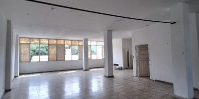 ¿Estás en la búsqueda de una amplio local en el centro de Cali? Pues tenemos la indicada para ti, ubicada en el barrio San Bosco sobre la Calle 11, a media cuadra de la Carrera 15, frente a la bomba Esso de la zona. Con 220 m2, ideal para almacenamiento o desarrollar industria, en un tercer piso, este amplio salón cuenta a demás con cocineta sencilla y baño social. Contáctanos si requieres más información para agendar tu cita y descubrir por ti mismo el potencial comercial de este inmueble.