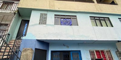 Vive la experiencia de un hogar diseñado para tu comodidad y estilo de vida activo en este encantador apartamento en alquiler, ubicado en el segundo piso del barrio La Independencia. Con una sala-comedor amplia e iluminada , su cocina sencilla tipo americana,  dos  amplias habitaciones con closet, un bonito baño, este espacio combina funcionalidad y practicidad. La zona de oficios con lavadero y los elegantes pisos de cerámica, fáciles de limpiar y duraderos, complementan el ambiente acogedor. Su ubicación estratégica, sobre la Cr. 39 ya una cuadra de la Cl. 25, te conecta con el corazón de una vibrante zona comercial cerca de colegios, restaurantes, supermercados y servicios esenciales, mientras que las cómodas vías de acceso y el transporte público cercano facilitan tus desplazamientos. ¡Haz de este apartamento tu nuevo hogar!  ¡Si quieres vivir en un lugar bonito y moderno este es ¡Contáctanos y agenda tu visita ahora.¡