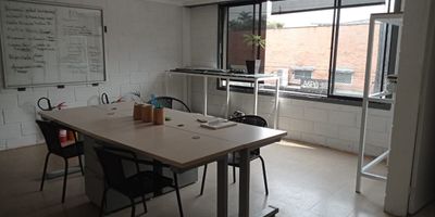 Bodega independiente en arriendo cerca a supermercados, centros comerciales, restaurantes, vias principales, rutas de transporte publico y servicios complementarios. Piso en mortero y madera, 4 espacios, baños, cocineta, piso reforzado de 5 toneladas, energia trifasica, KVA 30, puerta camion de 4,3x4m, altura interna de 8m, cuarto util y parqueadero. Mezanine de madera. *Inmuebles sujetos a verificación de disponibilidad.*

