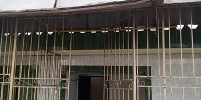 ¡Haz realidad tu negocio en el corazón del barrio Asturias! ¿Has soñado con un lugar estratégico y versátil para emprender? Este local comercial es la oportunidad que estabas buscando. Con una superficie de 30 m2  y baño más un antejardin cubierto y cerrado, te ofrece un espacio perfecto para una peluquería, un taller de motos o cualquier otra idea que desees llevar al éxito.  Sus pisos en cerámica añaden un toque profesional y práctico, su ubicación a pasos de la autopista frente a un lavadero de carros asegura un flujo constante de clientes potenciales. Este local no solo es un espacio; es una plataforma para que tu visión cobre vida y tus sueños se hagan realidad.  Con servicios  de acueducto compartido y energía independiente, aquí encontrarás comodidad y funcionalidad para destacar en el competitivo mercado local.  No dejes pasar esta oportunidad. Este es el momento de dar el siguiente paso en tu camino al éxito. ¡Contáctanos ahora y agenda tu cita. EL precio total: Canon + IVA