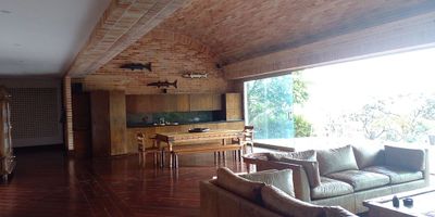 Casa AMOBLADA en arriendo en unidad cerrada, cerca a Clubes, sector tranquilo tranquilo. Piso en madera, chimenea, sala y comedor e, estar de tv, 3 alcobas con baño en la principal, jacuzzi, cocina integral abierta y cerrada, terraza, jardin y parqueaderos lineales y paralelos descubiertos. Conjunto cerrado con zonas verdes, vigilancia 24 hrs, citofonia y circuito cerrado de tv.*Inmuebles sujetos a verificación de disponibilidad.*