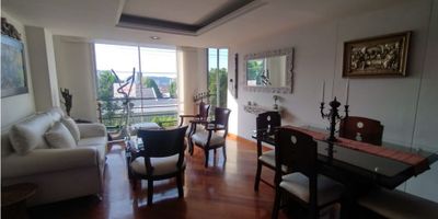 ? Venta Apartamento en Milán, Manizales | Inmobiliaria Castro Rosero

Este espectacular apartamento de 90 m² en el exclusivo barrio Milán es el hogar perfecto para quienes buscan confort, modernidad y una excelente ubicación. ¡Ideal para familias que buscan calidad de vida!

?️ Distribución Perfecta: Cuenta con 3 habitaciones con clósets, incluyendo una habitación principal con baño privado, jacuzzi y balcón. El apartamento también tiene un baño social, brindando comodidad para residentes y visitantes.

?️ Comodidades de Primera: La cocina integral equipada con barra estilo americano es ideal para los amantes de la cocina, mientras que la zona de ropas facilita las tareas del hogar.

? Estacionamiento Seguro: Dispone de un parqueadero cubierto, asegurando la protección de tu vehículo.

? Características Adicionales: Con piso laminado, gas domiciliario, citófono, y una excelente vista desde su balcón, este apartamento lo tiene todo. Además, se encuentra en una zona con vigilancia 24/7, portería, y acceso pavimentado.

?️ Ubicación Privilegiada: Cerca de centros comerciales, colegios, universidades, y con acceso rápido a transporte público. Todo lo que necesitas a pocos pasos de casa.

¡Haz de este apartamento tu nuevo hogar en Milán! Contáctanos para más detalles y agenda una visita hoy mismo.


 
