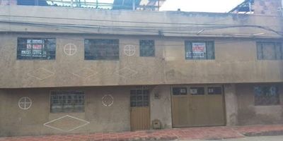 Casa ubicada a cinco minutos de la Autopista Sur, rodeada de zonas comerciales e instituciones educativas y médicas. En su primer nivel cuenta con garaje amplio, tres  habitaciones grandes, dos baños, dos cocinas y dos patios internos uno cubierto y otro con un árbol.  En el segundo piso consta de cuatro habitaciones baño, cocina y patio  cubierto con luz natural.  En el tercer piso encontramos una terraza,  zona de lavado, espacio para plantas, espacio para mascotas y un cuarto de estudio.