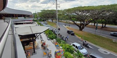 Oportunidad única local comercial de 82,00 metros cuadrados en exclusivo mall de Cerritos, una de las zonas más cotizadas y estratégicas de la ciudad. Este moderno centro comercial cuenta con ascensor, baños, y una amplia oferta de restaurantes y hoteles, lo que asegura un alto flujo de clientes y visibilidad para tu negocio. Con una ubicación inmejorable y un entorno de lujo, este local es perfecto para emprender o expandir tu marca en un ambiente sofisticado y concurrido. ¡Potencia tu negocio en el mejor lugar de Cerritos!