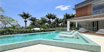 Si lo que buscas es un paraiso en el Quindio, esta casa es para ti rodeada de naturaleza, paz y tranquilidad, esta propiedad de dos niveles con 6 amplias alcobas, cada una con su baño y vestier, cinco de ellas con terraza con vista al guadual, amplia sala y comedor, cocina totalmente integral, con comedor auxiliar, dos chimeneas una en su sala principal y la otra en su terraza donde ademas encontraras bbq, jacuzzi y piscina con vista a los atardeceres quindianos, y por tus vehiculos no te preocupes tiene 3 parqueaderos techados y 5 parqueaderos de visitantes pensando en toda la comodida de tu familia y amigos con quien puedes compartir este fabuloso hogar.
