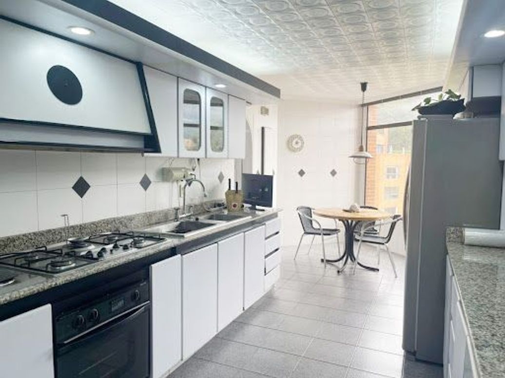 Apartamento de 3 alcobas en venta en Santa Barbara Alta, Bogotá, 252 m² · foto 14 de 20