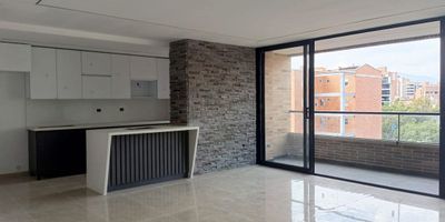 Apartamento exterior en venta cerca a restaurantes, supermercados, parques, vias principales, rutas de transporte publico y servicios complementarios. Piso en porcelanato, sala comedor, 3 alcobas con baño en la principal, cocina integral abierta tipo americano, balcon, y parqueadero independiente cubierto. Edificio con ascensor, y citofonia.