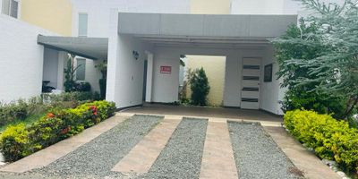 Hermosa Casa  en condominio de dos pisos , consta de amplia Sala, comedor , cocina abierta, patio con asador, fuente , baño social, zona de oficios ,estudio, bodega , baño completo. Segundo piso 4 Habitaciones ,habitación principal con baño y vestier , las otras habitaciones  con closet ,baño de alcobas ,hall de alcobas,terraza cubierta en con acceso a todas las habitaciones amplios baños full terminados, garaje para 6 vehículos, el condominio cuenta con Zona social piscina  adultos y niños, turco , salón social,  parque infantil, zona verde.Nota el valor del canon puede variar respecto del costo de la administración , teniendo en cuenta el incremento de la cuota de administración que es definido por la asamblea de copropietarios.